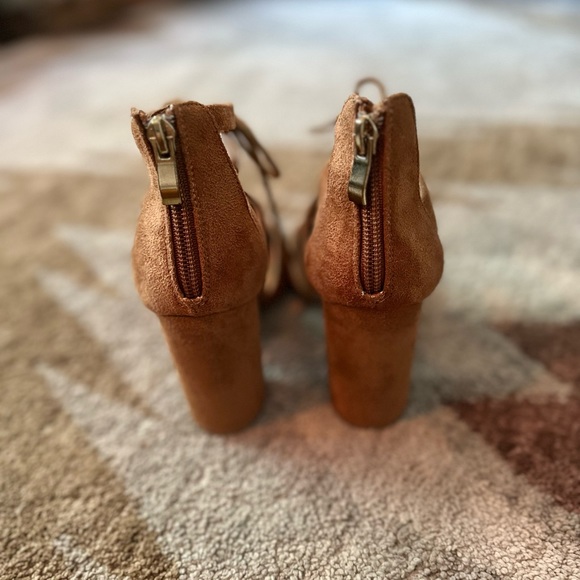 Chelsea & Zoe camel suede block heels. - Picture 4 of 4